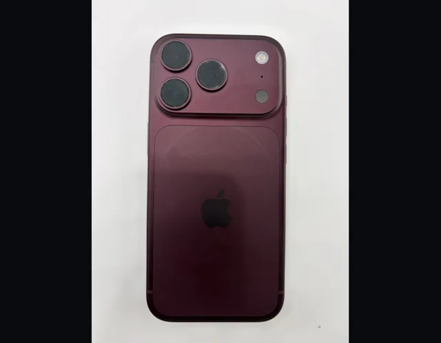 iPhone 18 Pro Max 酒紅色機身背面,Wikimedia Commons 實機照片