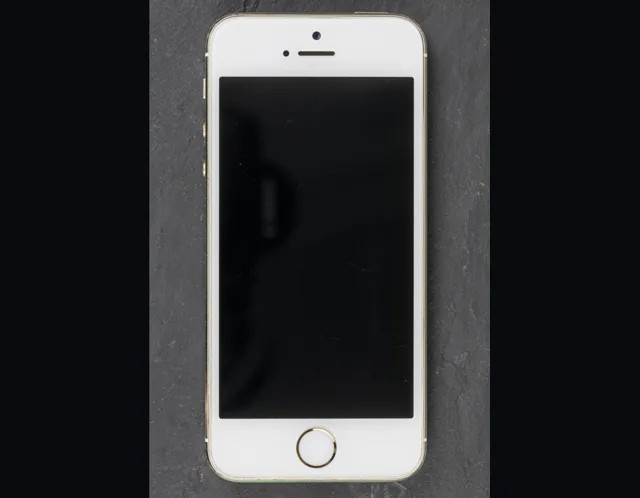 iPhone 5s A1457 金色機身正面,Raimond Spekking 的實機照片
