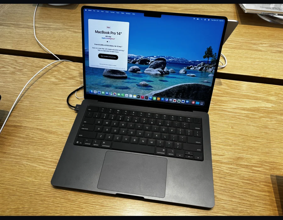 2025 年 14 吋 MacBook Pro 基本款 M5 太空黑,AzureSaturn 的實機照片